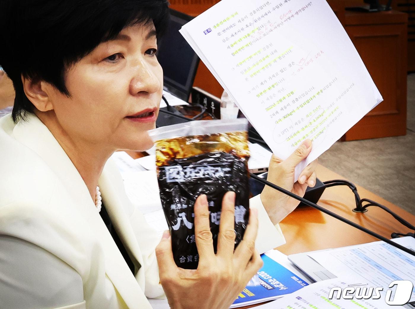 본문 이미지 - 김영주 더불어민주당 의원이 13일 서울 여의도 국회에서 열린 보건복지위원회의 식품의약품안전처 등에 대한 국정감사에서 세슘이 검출된 일본산 된장을 들고 질의를 하고 있다. 2023.11.13/뉴스1 ⓒ News1 송원영 기자