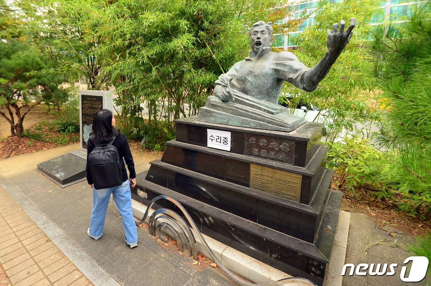 본문 이미지 - 13일 오후 광주 남구 정율성거리에 조성된 정율성 흉상이 복원돼 있다. 해당 흉상은 지난 2일 보수계 전도사로 알려진 A씨가 밧줄을 묶은 뒤 차량으로 끌고 가는 방식으로 흉상을 훼손했다. 2023.10.13/뉴스1 ⓒ News1 이승현 기자