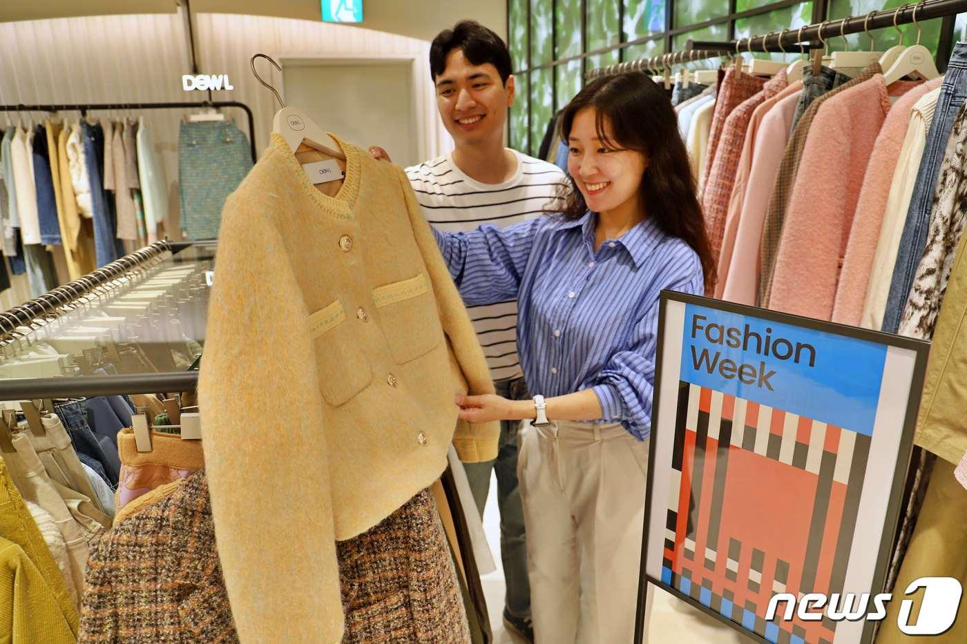 '패션위크'에 고객이 롯데백화점 여성 의류 매장에서 상품을 둘러보는 모습(롯데쇼핑 제공)