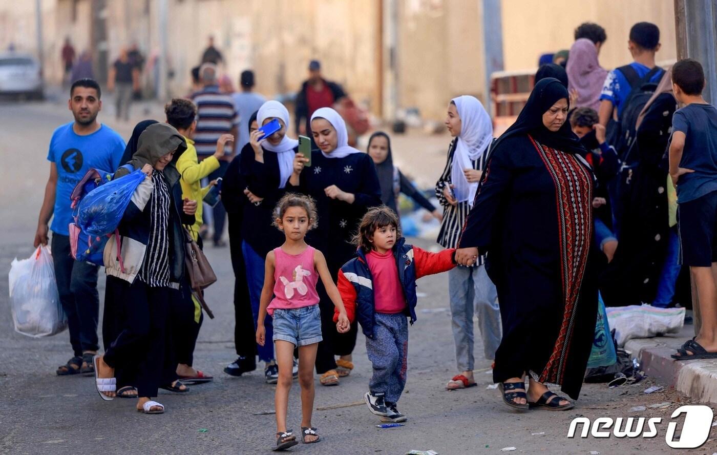 13일(현지시간) 팔레스타인 가자지구 가자시티에서 팔레스타인 주민들이 공습 이후, 생필품을 챙겨서 보다 안전한 곳으로 이동하고 있다. 이날 이스라엘이 가자지구 북쪽 주민들에게 24시간 내로 남쪽으로 이동할 것을 통보하면서, 이스라엘 군의 지상전이 임박했다는 관측이 나온다. ⓒ AFP=뉴스1 ⓒ News1 최종일 기자