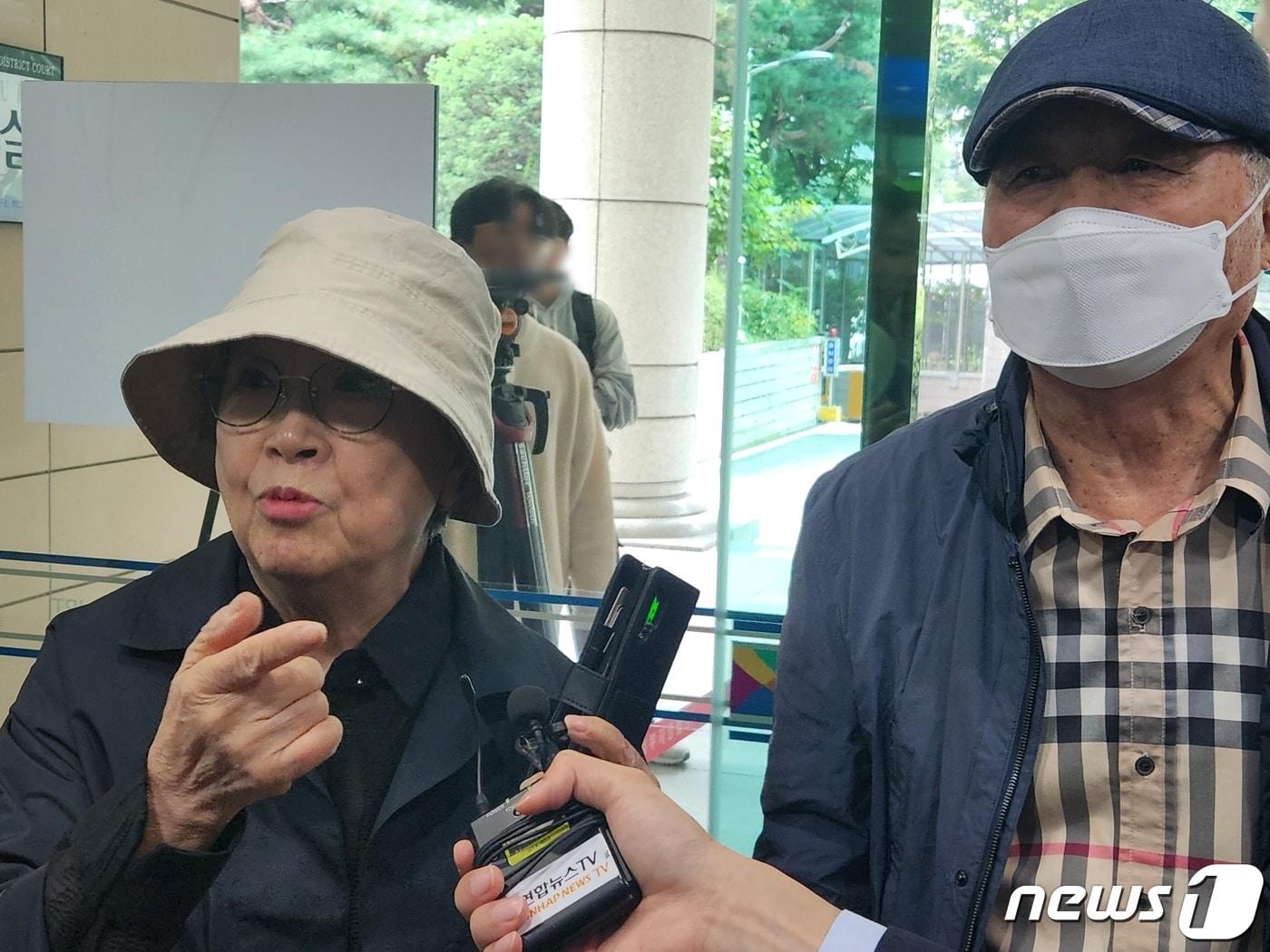 본문 이미지 - 박수홍 어머니 지모씨(왼쪽), 아버지 박모씨 ⓒ 뉴스1 안태현 기자