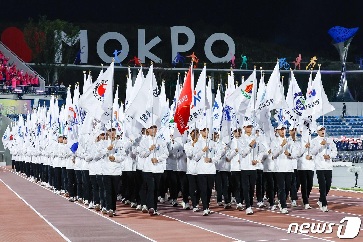 본문 이미지 - 13일 오후 전남 목포종합경기장에서 열린 제104회 전국체육대회 개회식에서 선수단이 입장하고 있다. 19일까지 열리는 이번 전국체전에는 항저우 아시안게임에서 활약한 황선우, 김우민, 임시현 등이 총출동, 총 2만9793명의 선수가 참가해 역대 최대 규모를 기록한다. 2023.10.13/뉴스1 ⓒ News1 안은나 기자