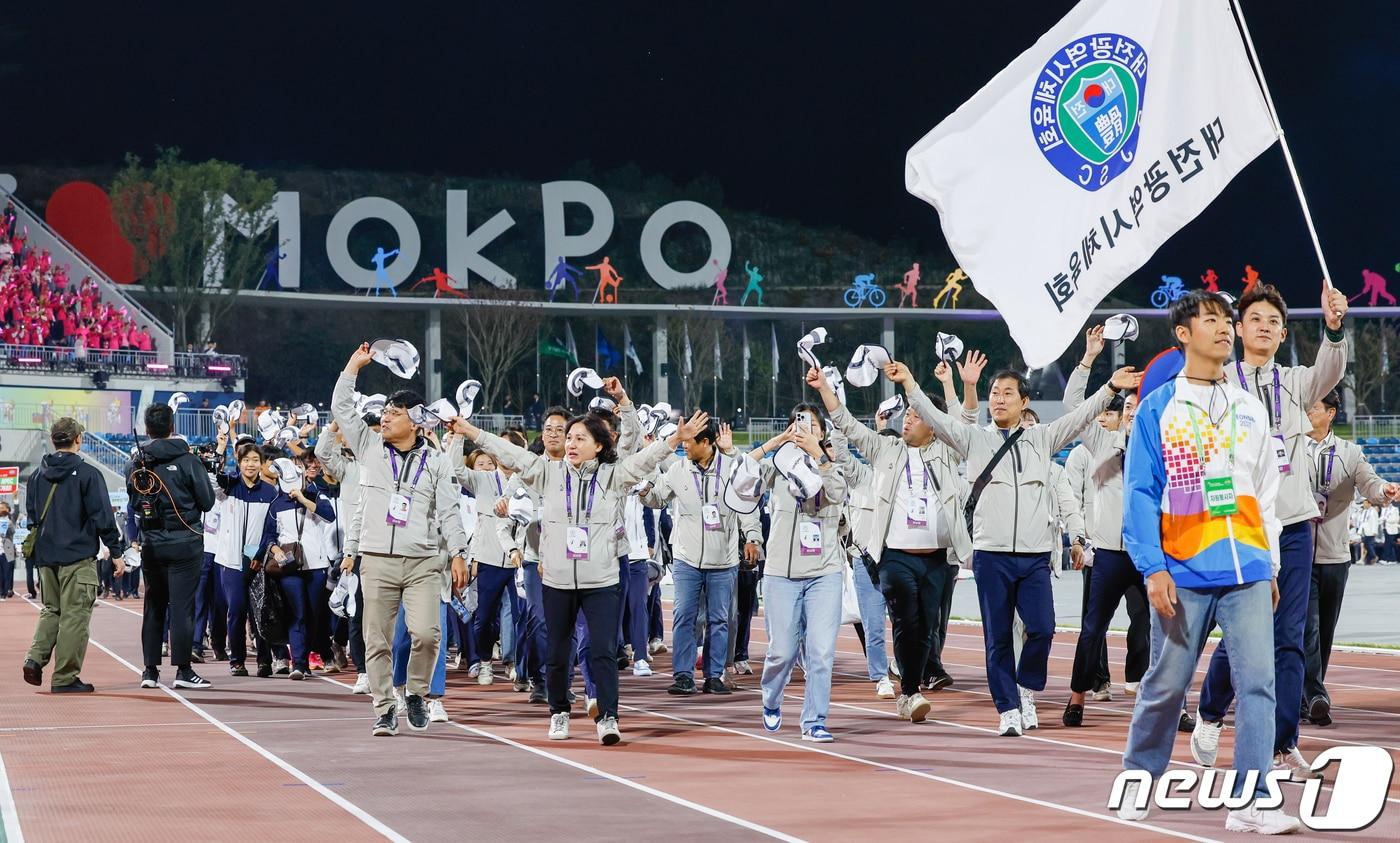 본문 이미지 - 전국체육대회 대전시 선수단 입장 모습. 2023.10.13 ⓒ 뉴스1 안은나 기자