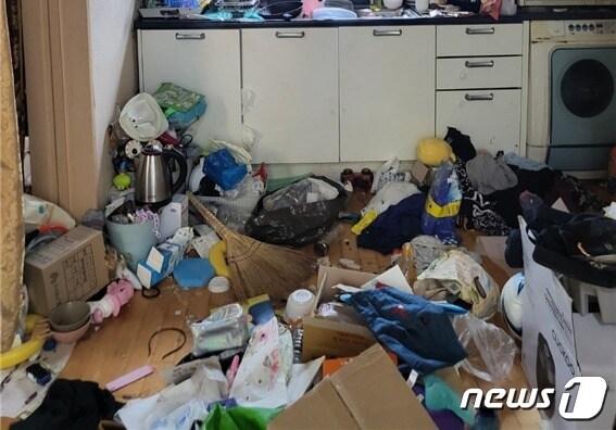 본문 이미지 - 쓰레기로 가득한 A씨의 집. A씨는 이 곳에서 어린 세 자녀와 조카를 키웠다.(제주경찰청 제공)2023.9.18./뉴스1