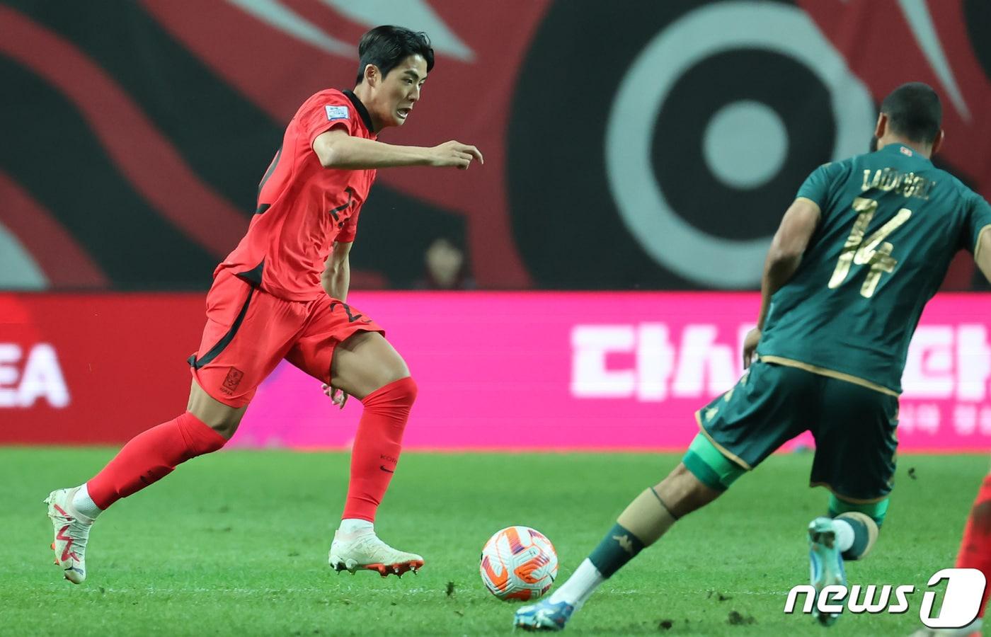본문 이미지 - 설영우가 13일 오후 서울 마포구 상암동 서울월드컵경기장에서 열린 축구 국가대표 평가전 대한민국과 튀니지의 경기에서 공격을 하고 있다. 2023.10.13 ⓒ 뉴스1 김도우 기자
