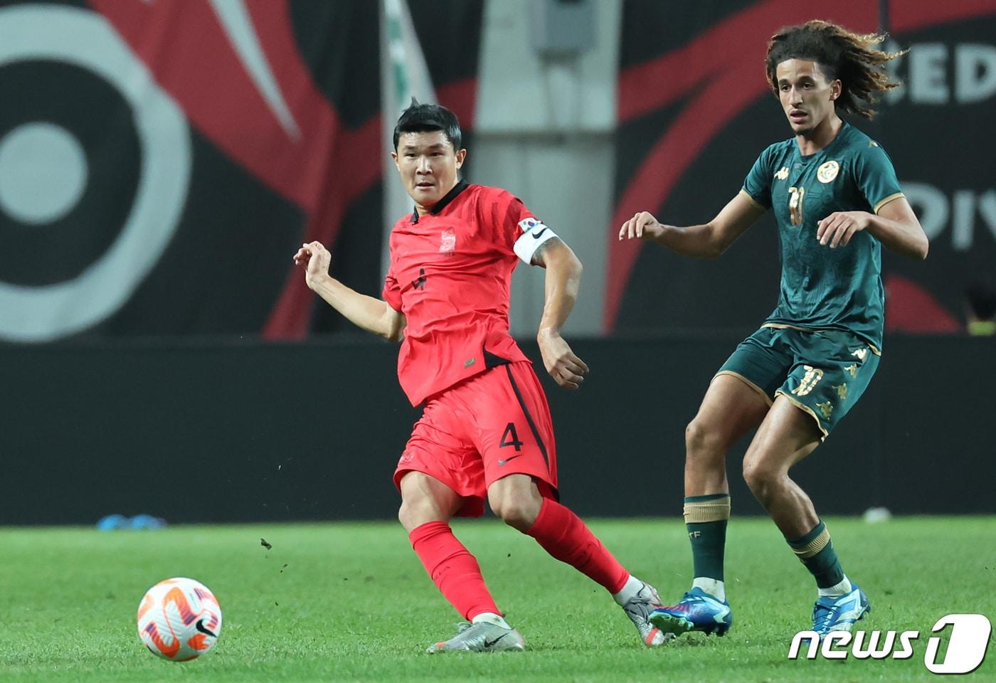 김민재가 13일 오후 서울 마포구 상암동 서울월드컵경기장에서 열린 축구 국가대표 평가전 대한민국과 튀니지의 경기에서 패스하고 있다. 2023.10.13/뉴스1 ⓒ News1 김도우 기자