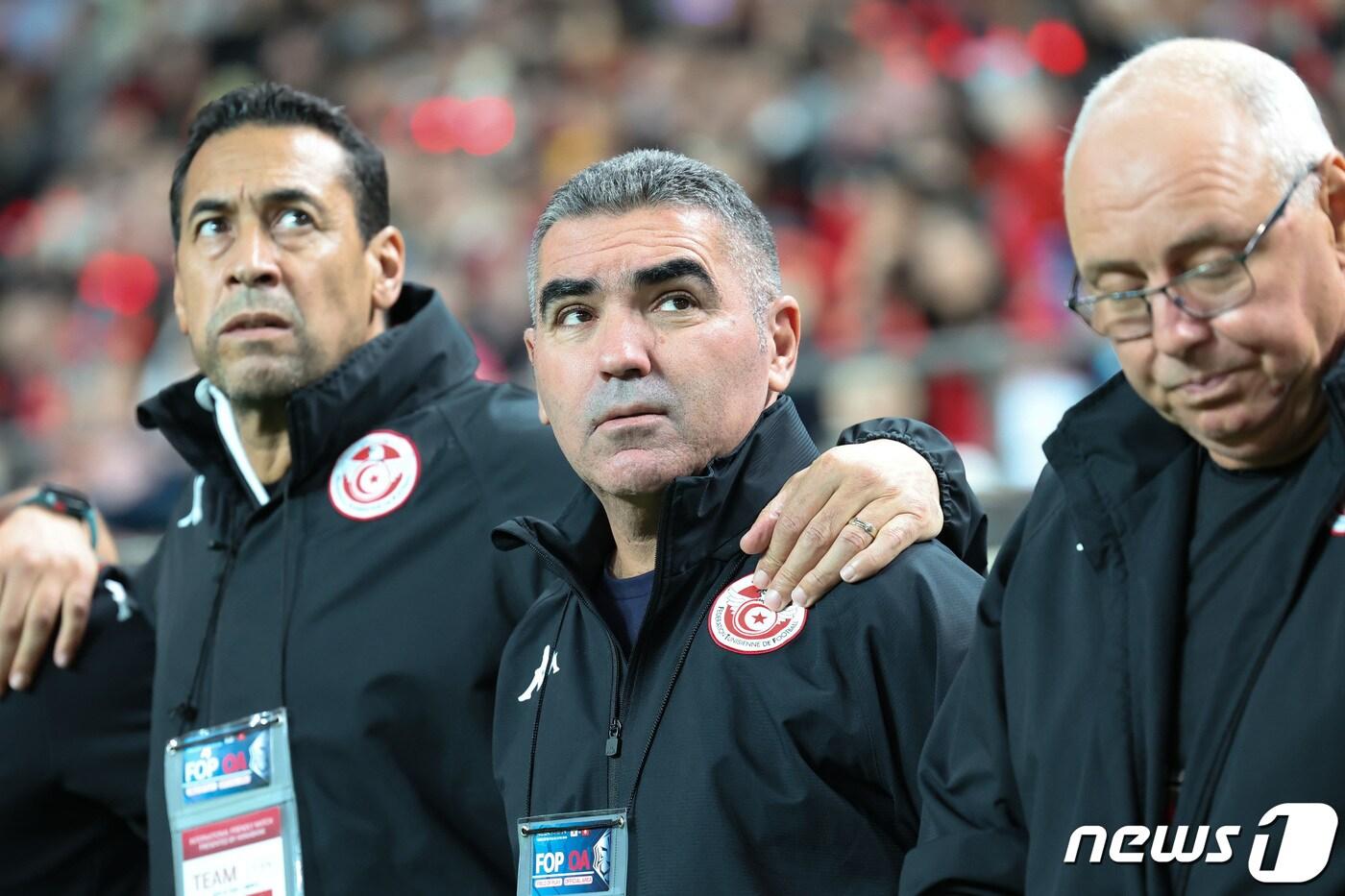 잘렐 카드리 튀니지 감독이 13일 오후 서울 마포구 상암동 서울월드컵경기장에서 열린 축구 국가대표 평가전 대한민국과 튀니지의 경기에 앞서 국가를 부르고 있다. 023.10.13/뉴스1 ⓒ News1 김도우 기자