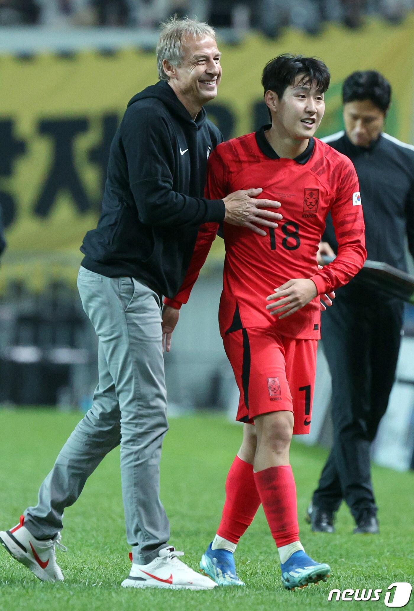 본문 이미지 - 13일 오후 마포구 성산동 서울월드컵경기장에서 열린 하나은행 초청 축구 국가대표팀 평가전 대한민국과 튀니지의 경기에서 클린스만 감독이 교체로 나온 이강인을 격려하고 있다. 2023.10.13/뉴스1 ⓒ News1 박정호 기자