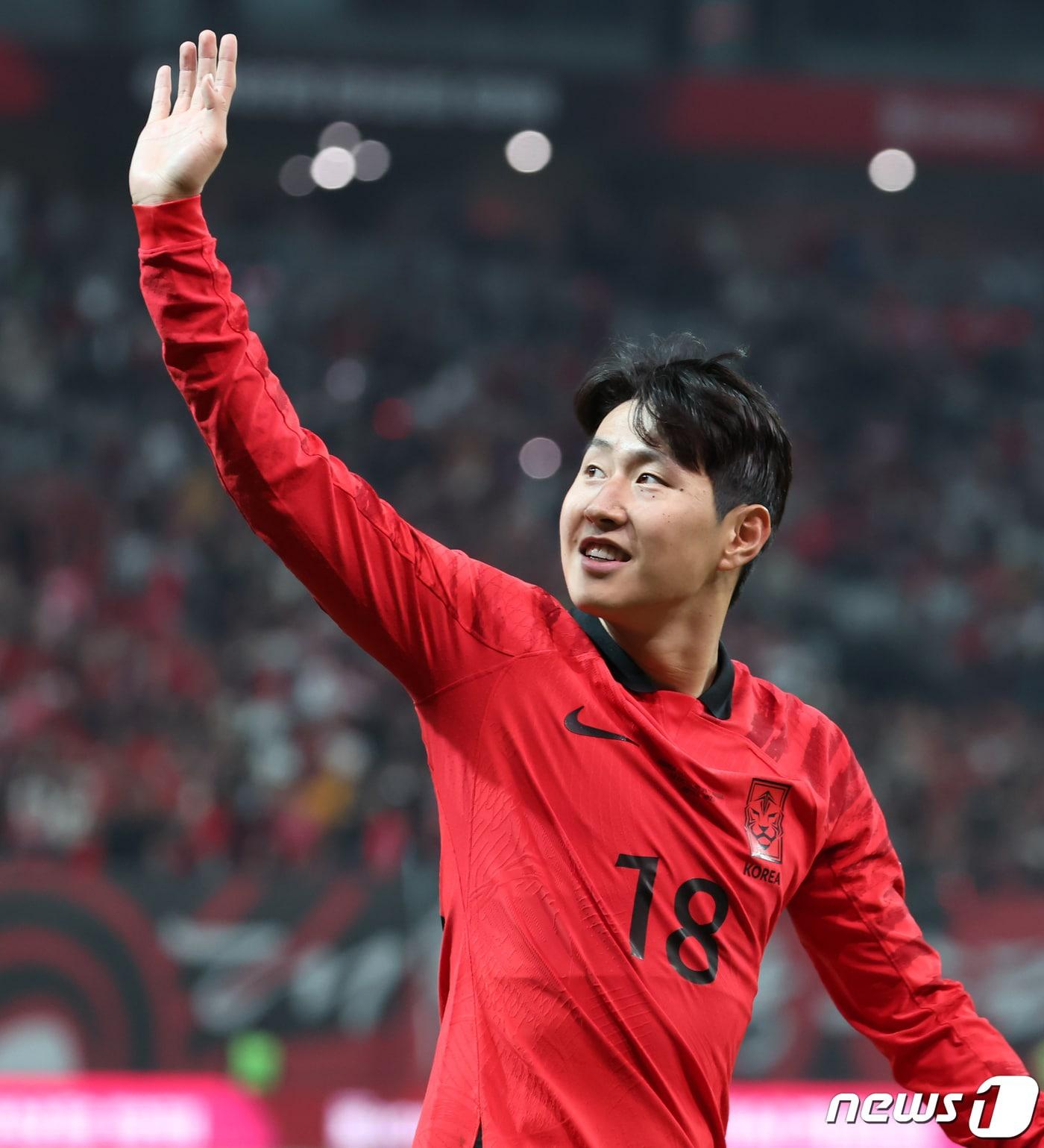 본문 이미지 - 이강인이 13일 오후 서울 마포구 상암동 서울월드컵경기장에서 열린 축구 국가대표 평가전 대한민국과 튀니지의 경기에서 4대0 승리 후 관중들에게 인사하고 있다. 2023.10.13/뉴스1 ⓒ News1 김도우 기자