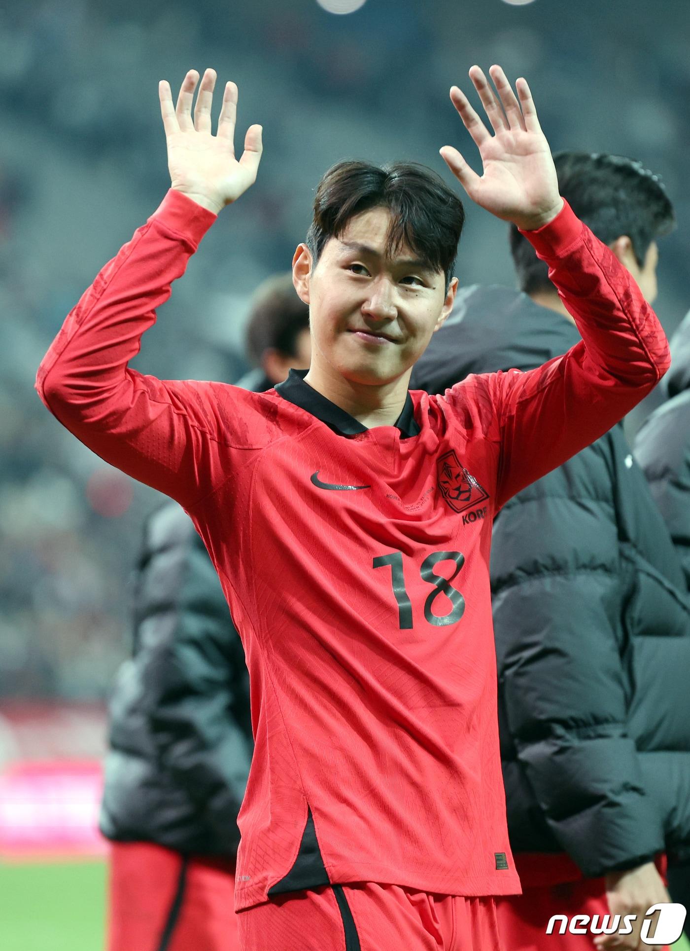 본문 이미지 - 13일 오후 마포구 성산동 서울월드컵경기장에서 열린 하나은행 초청 축구 국가대표팀 평가전 대한민국과 튀니지의 경기에서 멀티골을 터트리며 팀의 4:0 승리를 견인한 이강인이 팬들을 향해 인사하고 있다. 2023.10.13/뉴스1 ⓒ News1 박정호 기자