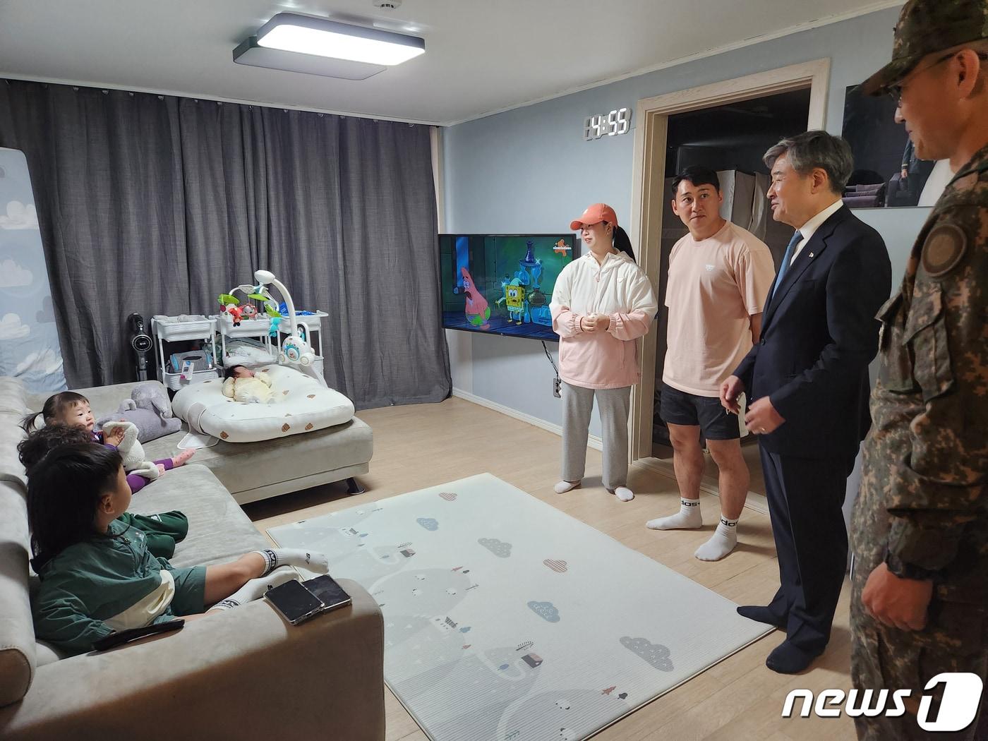 본문 이미지 - 조태용 국가안보실장(오른쪽에서 두 번째)이 지난 10월13일 육군부대의 독신자 숙소 및 관사 등 주거시설을 점검했다. (대통령실 제공) 2023.10.13/뉴스1 (대통령실 제공) 2023.10.13/뉴스1 ⓒ News1 오대일 기자