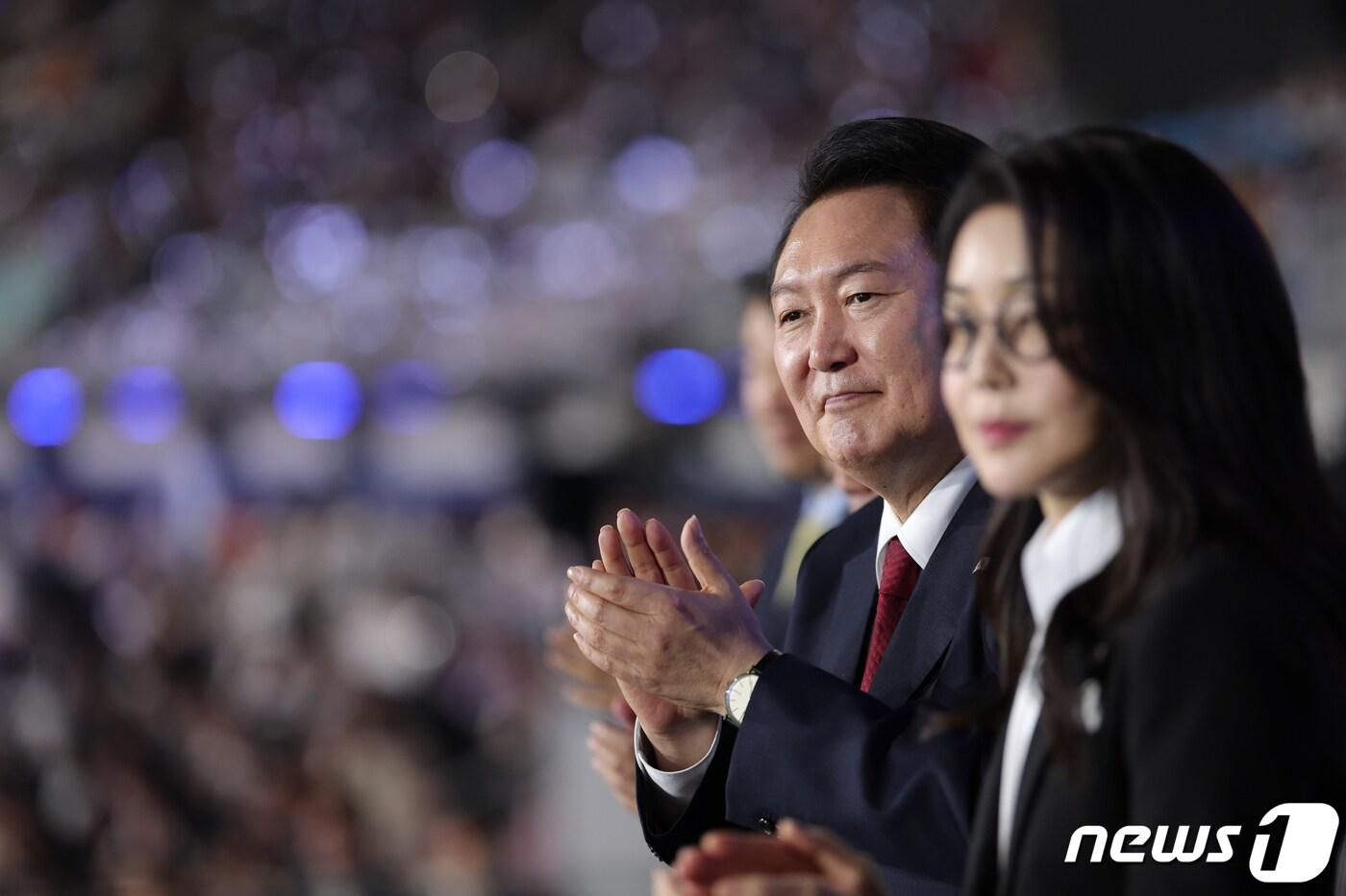 2023년 10월 13일 윤석열 전 대통령과 김건희 여사가 전남 목포종합경기장에서 열린 제104회 전국체육대회 개회식을 지켜보며 박수치고 있다. (대통령실 제공) 2023.10.13/뉴스1 ⓒ News1 오대일 기자