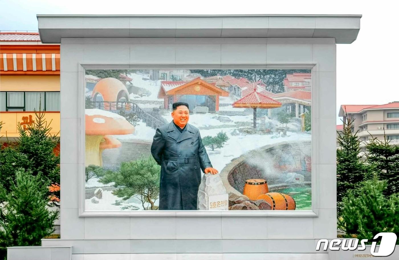 &#40;평양 노동신문=뉴스1&#41; = 북한  양덕온천문화휴양지에 설치된 김정은 노동당 총비서의 모자이크 벽화 사진을 실었다. [국내에서만 사용가능. 재배포 금지. DB 금지. For Use Only in the Republic of Korea. Redistribution Prohibited] rodongphoto@news1.kr