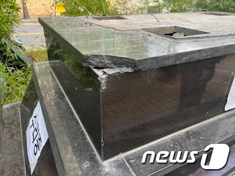 본문 이미지 - 14일 오전 5시47분쯤 광주 남구 양림동 정율성거리에 있는 정율성 흉상이 재차 훼손돼 흉상 상단부와 기단이 분리돼 있다. (광주 남구 제공) 2023.10.14/뉴스1 