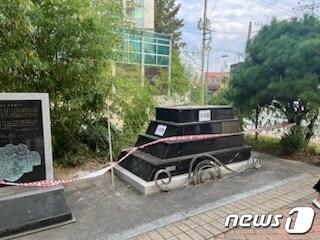 본문 이미지 - 14일 오전 광주 남구 '정율성 거리'의 정율성 흉상이 재차 훼손돼 흉상 상단부와 기단이 분리돼 있다. (광주 남구 제공) 2023.10.14/뉴스1 ⓒ News1 이승현 기자