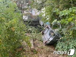 본문 이미지 - 14일 오전 5시47분쯤 광주 남구 양림동 정율성거리에 있는 정율성 흉상이 재차 훼손돼 흉상 상단부와 기단이 분리돼 있다. (광주 남구 제공) 2023.10.14/뉴스1 ⓒ News1 이승현 기자