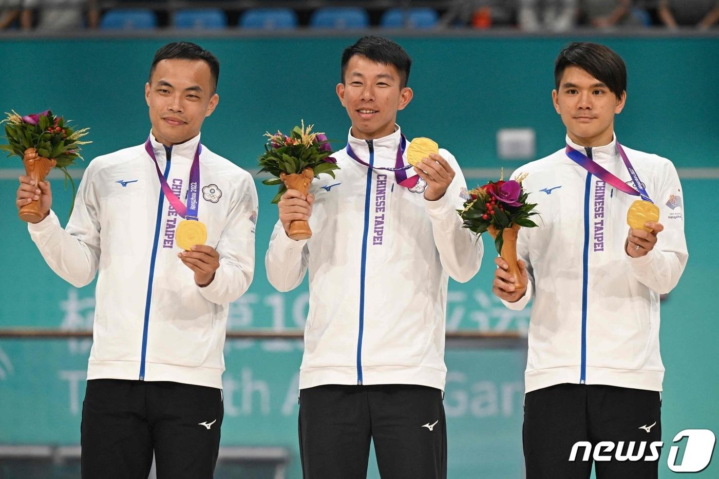 본문 이미지 - 항저우 아시안게임에서 극적 역전 우승을 차지했던 대만 롤러스케이팅 대표팀의 황인뤼(가운데)가 자국 무대에서 역전 패배를 허용했다.  ⓒ AFP=뉴스1