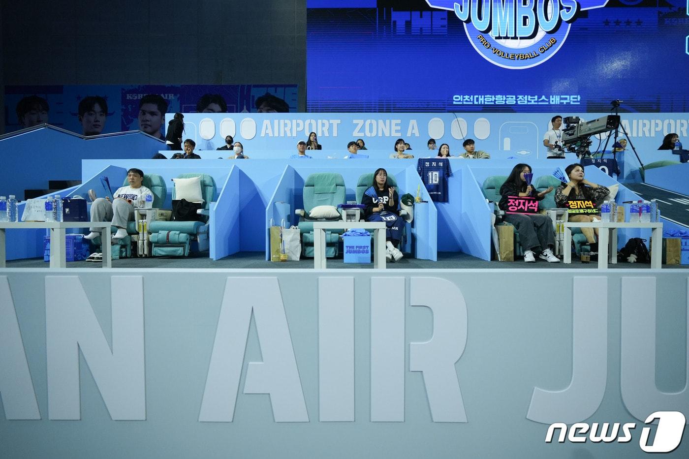 인천 대한항공 점보스 홈구장인 계양체육관. 항공기 비즈니스석 좌석을 경기장에 그대로 옮겼다. (대한항공 배구단 제공) ⓒ News1 