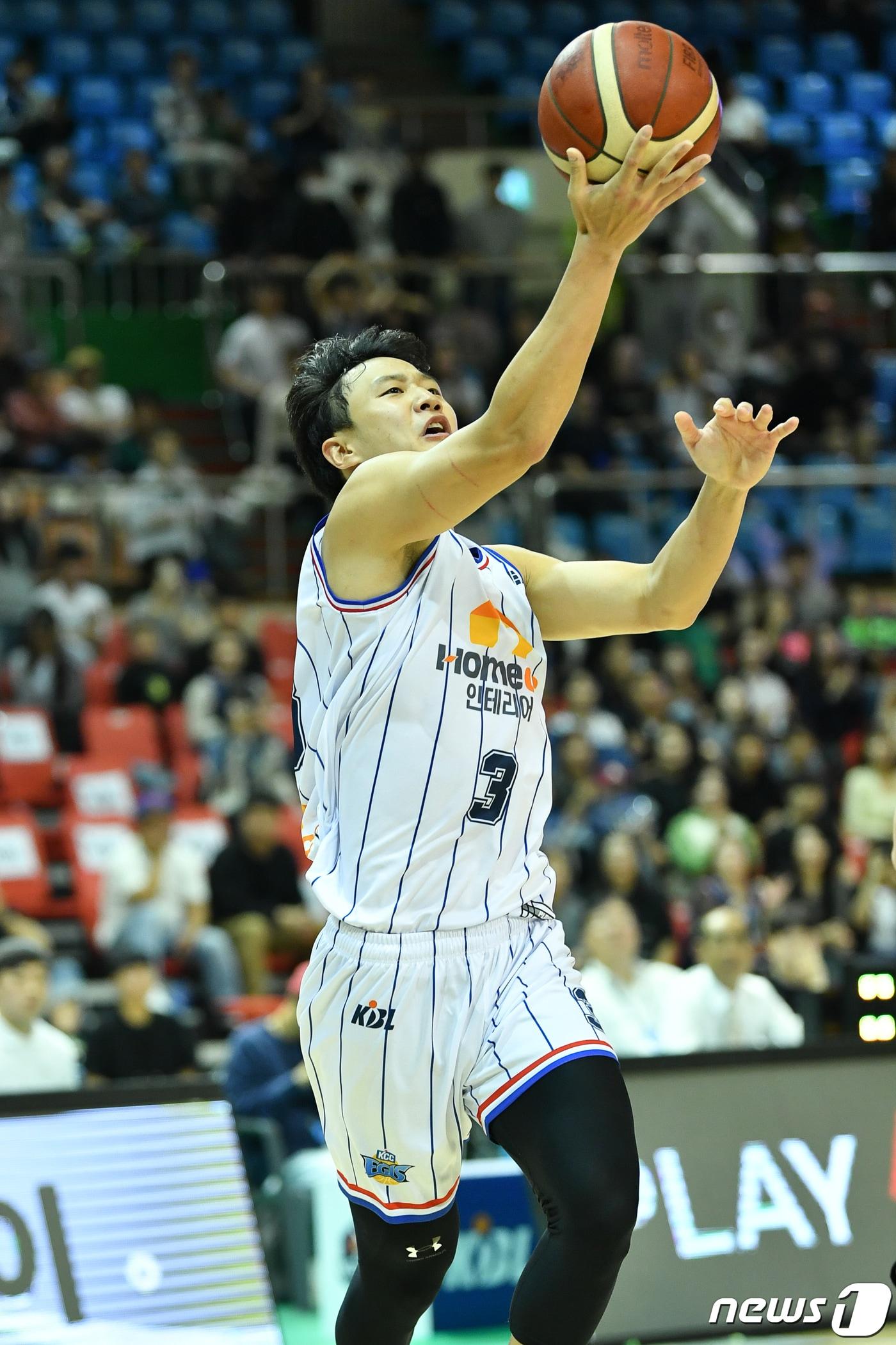 본문 이미지 - 부산 KCC 허웅이 14일 열린 KBL 컵대회 4강전 수원 KT와의 경기에서 레이업슛을 시도하고 있다. (KBL 제공)