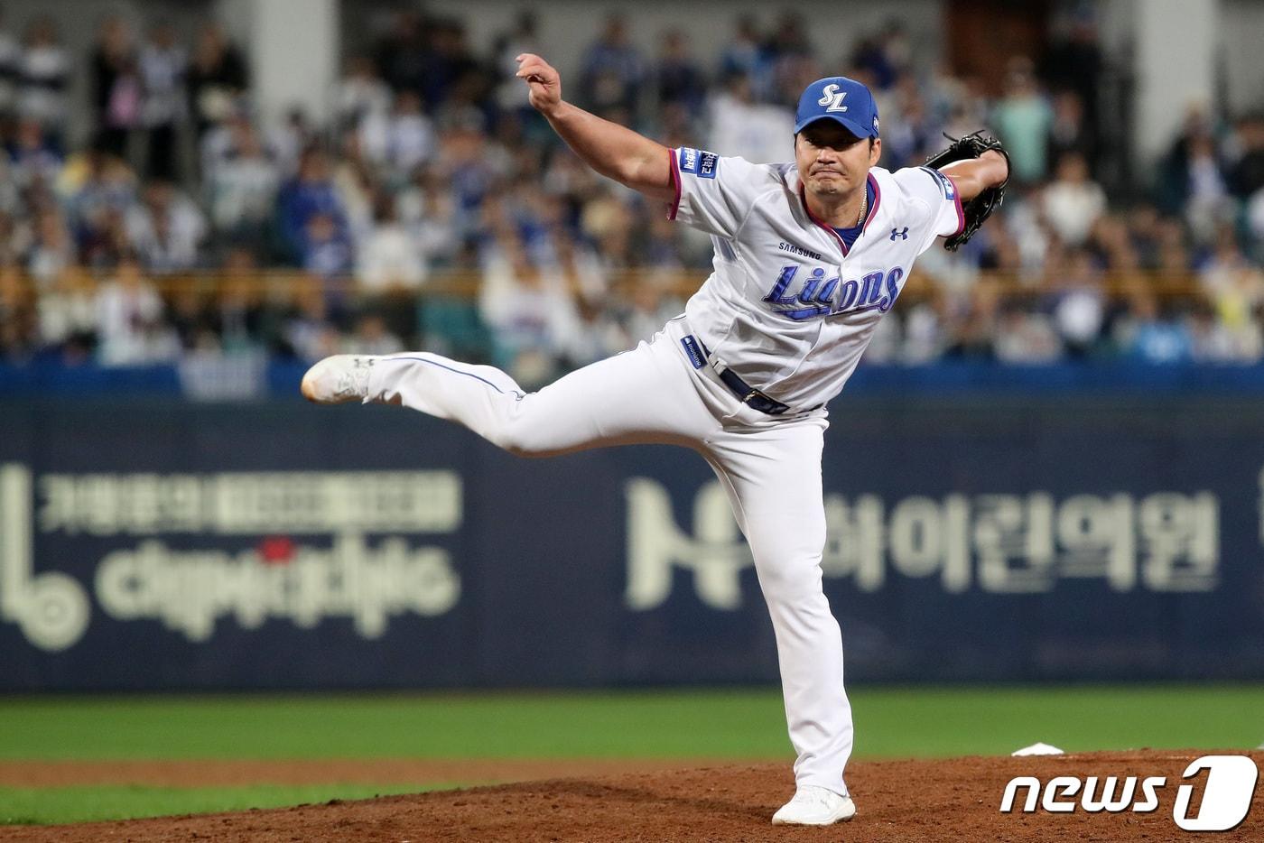 본문 이미지 - 14일 오후 대구 삼성라이온즈파크에서 열린 '프로야구 신한은행 SOL 2023 KBO리그' SSG 랜더스와 삼성 라이온즈의 경기, 4대 3으로 앞선 8회초 2사 2루 상황 마운드에 오른 삼성 마무리투수 오승환이 역투하고 있다. 2023.10.14/뉴스1 ⓒ News1 공정식 기자