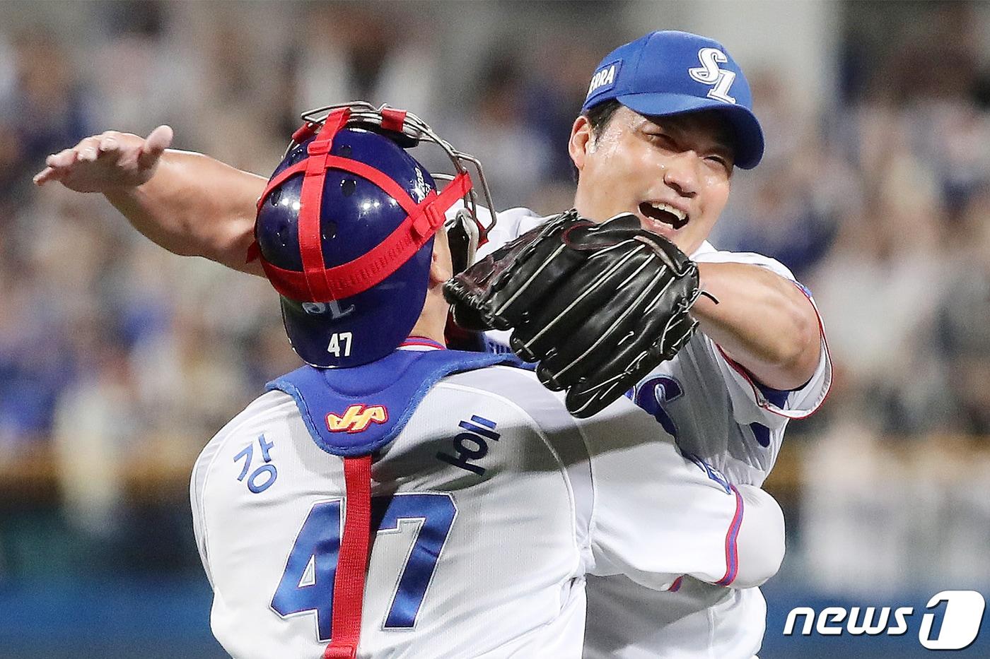 본문 이미지 - 프로야구 삼성 라이온즈 오승환이 14일 오후 대구 삼성라이온즈파크에서 열린 '신한은행 SOL 2023 KBO리그' SSG 랜더스와 삼성 라이온즈의 경기에서 KBO리그 사상 첫 통산 400세이브를 달성한 뒤 강민호 포수와 포옹하고 있다. 2023.10.14/뉴스1 ⓒ News1 공정식 기자