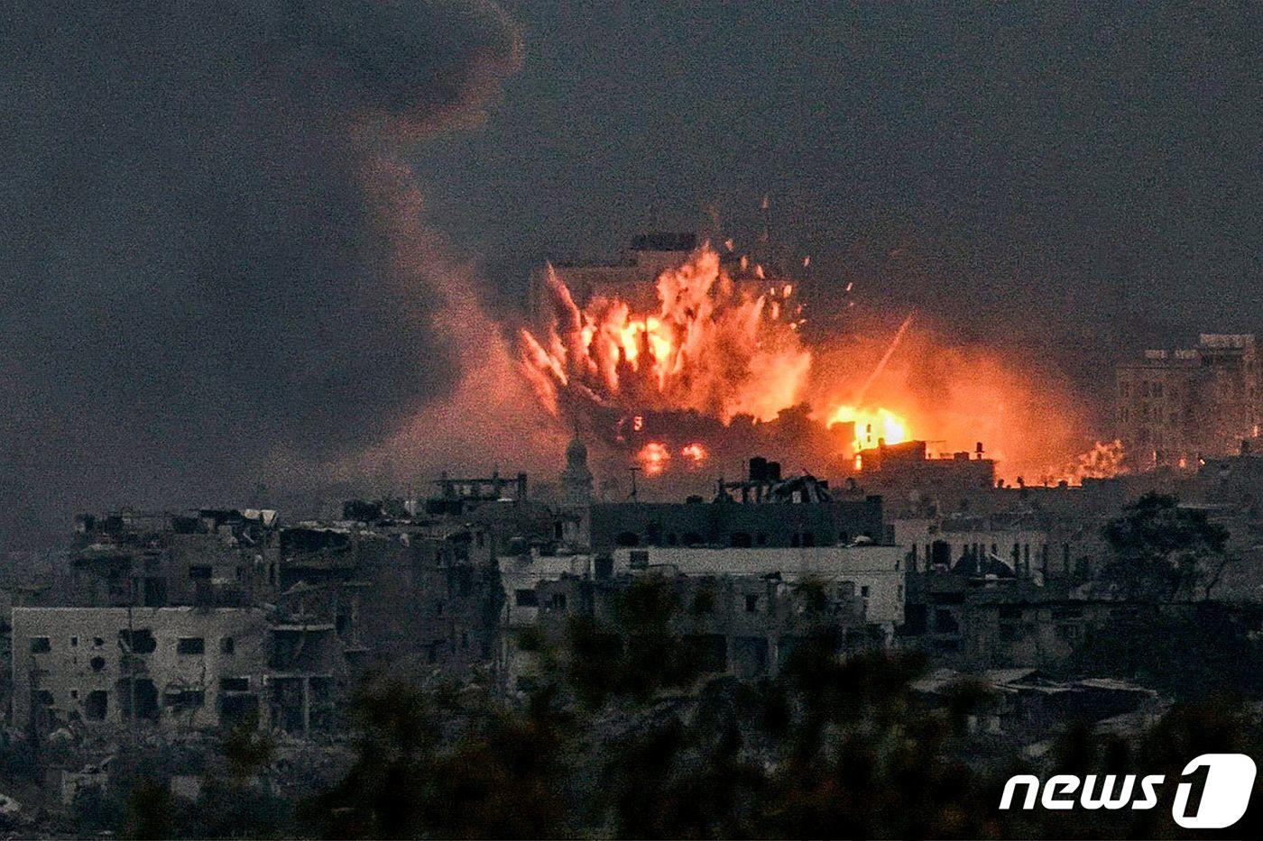 테니스 텔아비브 오픈이 이스라엘과 하마스의 전쟁으로 취소됐다. 사진은 가자지구 폭격 장면.ⓒ AFP=뉴스1