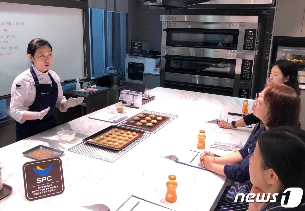 본문 이미지 - SPC는 13일 SPC컬리너리아카데미에서 친환경 작업장 구축을 위한 '함께그린사이클' 사업에 참여해 장애인 파티시에들을 대상으로 제과제빵 기술특강을 진행했다.(SPC제공)