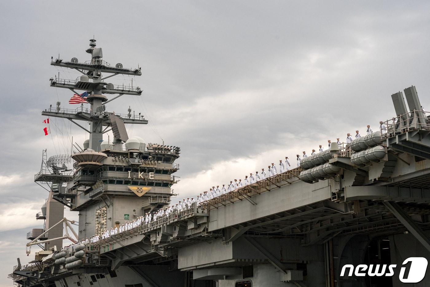 본문 이미지 - 2023년 10월 홍해로 출항하는 미 해군 아이젠하워 항모.  2023.10.14/ ⓒ 로이터=뉴스1