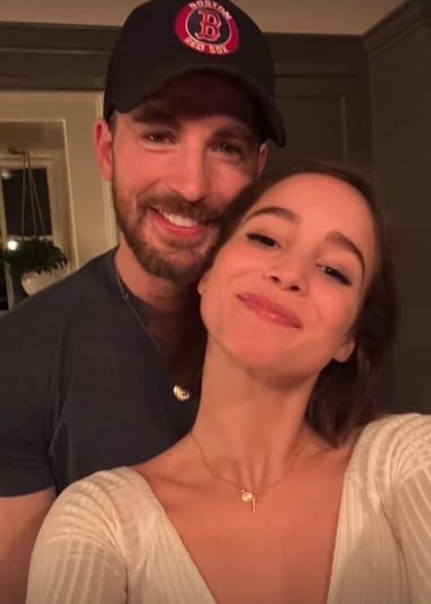 본문 이미지 - 크리스 에반스(왼쪽)와 알바 바프티스타(크리스 에반스 SNS)