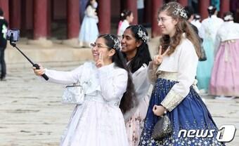 본문 이미지 - 2023 가을 궁중문화축전 기간 중 서울 종로구 경복궁에서 한복을 입은 외국인 관광객들이 사진을 찍으며 추억을 남기고 있다. 뉴스1 DB
