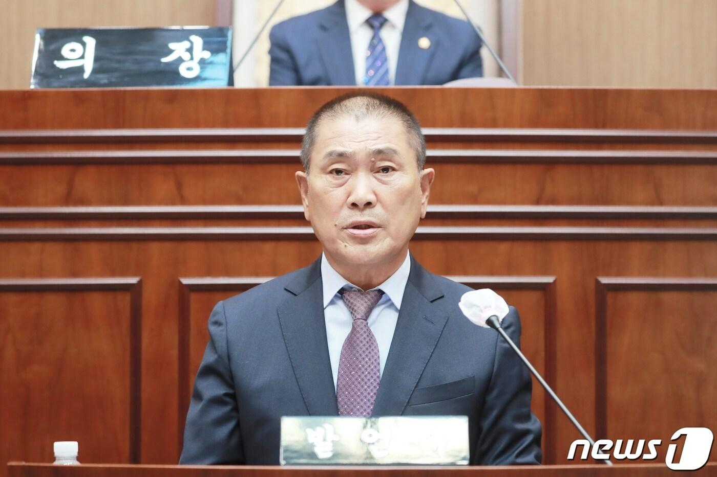 본문 이미지 -  이한수 부안군의원은 제344회 임시회 1차 본회의에서 5분 자유발언을 통해 운항편이 절반으로 줄어든 격포~위도 여객선의 원활한 운항을 위한 해결 방안을 마련해야 한다고 주장했다.(부안군의회 제공)2023.10.15/뉴스1