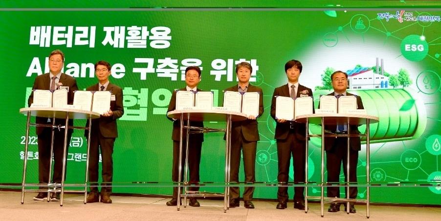 본문 이미지 - 지난 6일 배터리 재활용 얼라이언스 구축을 위한 업무협약식. 왼쪽부터 현대글로비스 이규복 대표이사, 기아 국내사업본부장 권혁호 부사장, 이철우 경북도지사, 에코프로 송호준 대표이사, 에바싸이클 류지훈 대표이사, 경북테크노파크 하인성 원장.(에코프로 제공)