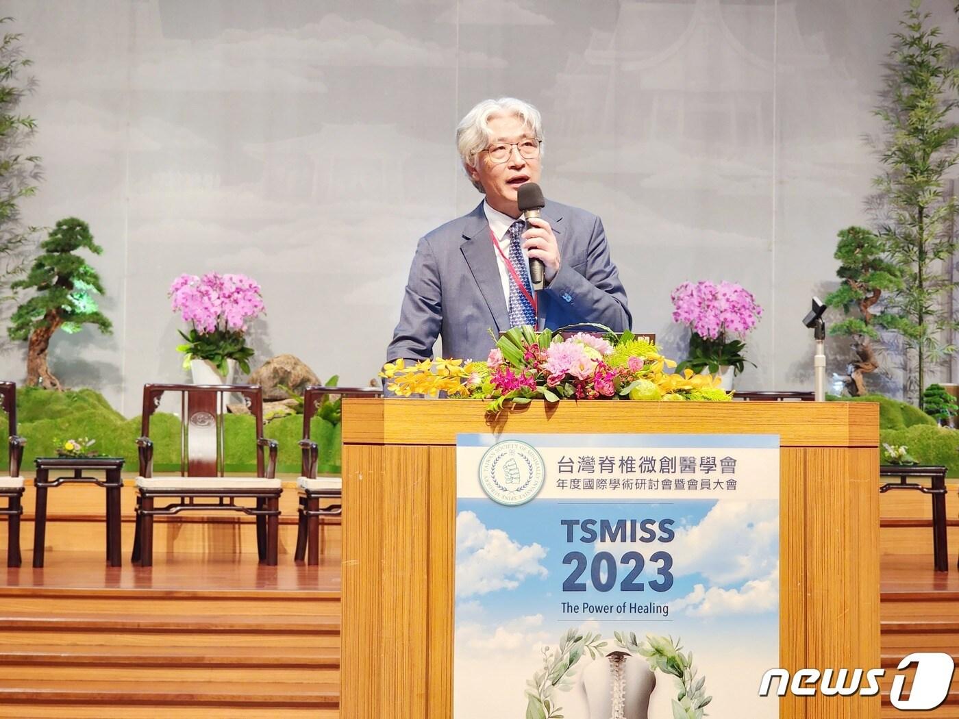 본문 이미지 - 지난 14일 대만에서 열린 대만 최소침습 척추수술학회(TSMISS) 2023 연례 국제 학술심포지엄에서 박철웅 대전우리병원장이 척추내시경 수술에 관한 강연을 하고 있다. (대전우리병원 제공)/뉴스1