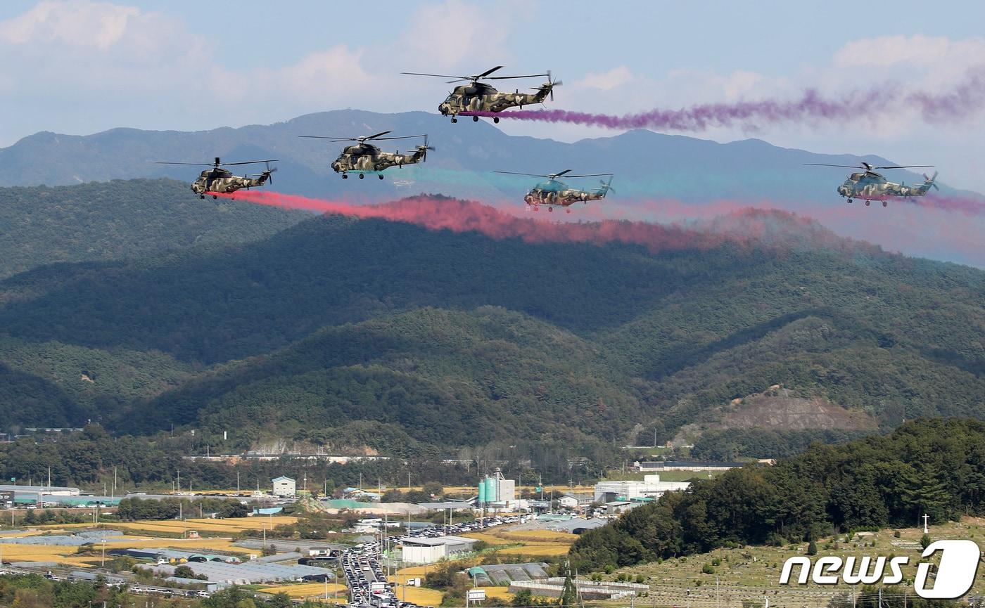 본문 이미지 - 건군 75주년과 한미동맹 70주년을 맞아 15일 오후 육군 제2작전사령부와 칠곡군 주관으로 경북 칠곡군 낙동강 칠곡보 생태공원 일원에서 열린 '제14회 낙동강지구전투 전승행사'와 '제10회 낙동강 세계평화 문화 대축전'에서 육군 2작전사 항공단 소속 수리온 헬기가 축하 비행을 하고 있다. 2023.10.15/뉴스1 ⓒ News1 공정식 기자