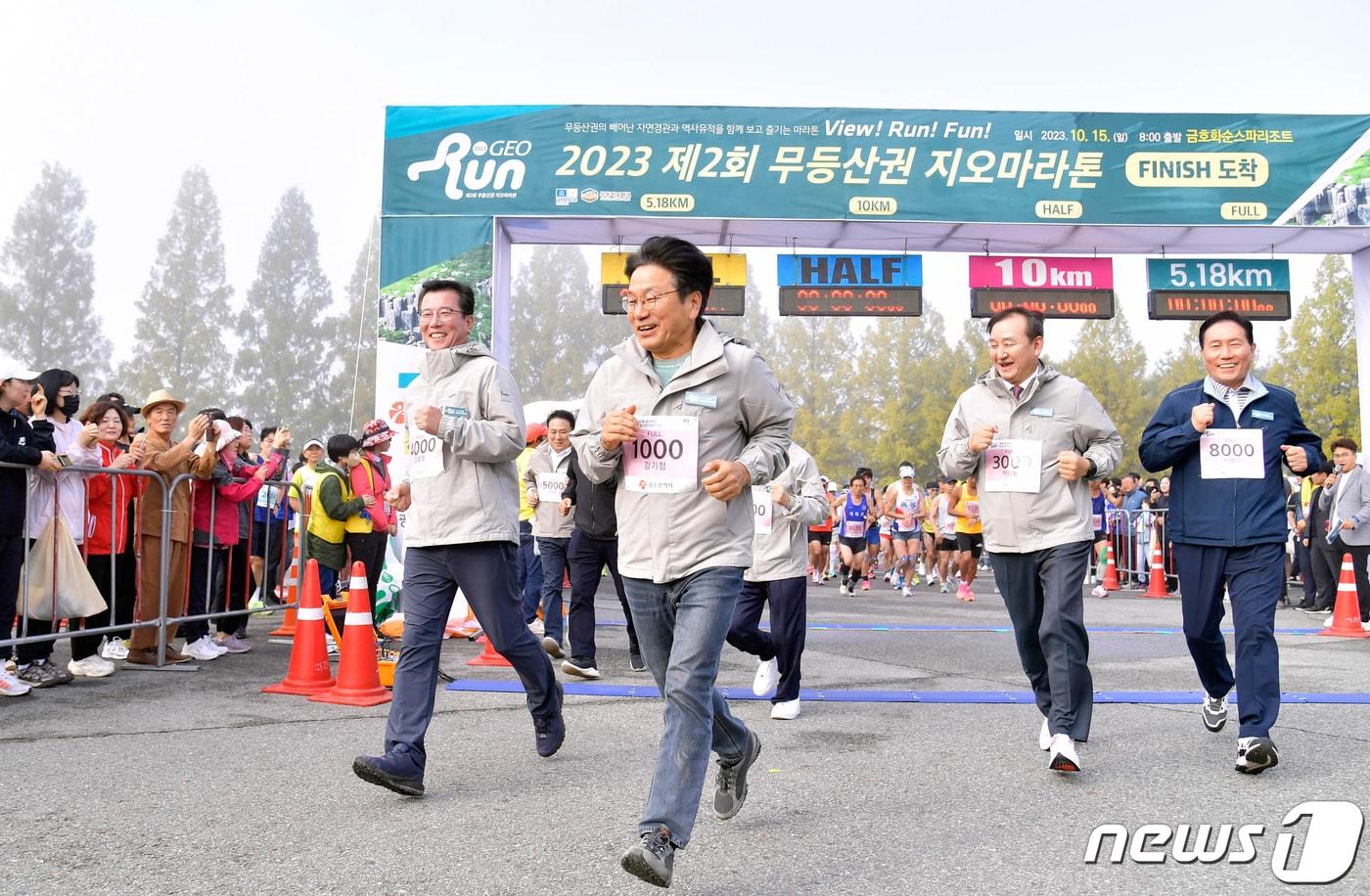 강기정 광주시장이 2023년 10월 15일 전남 화순군 금호화순스파리조트에서 무등산권 유네스코 세계지질공원 인증 5주년을 기념해 열린 &#39;제2회 무등산권 지오 마라톤대회&#39;에 참석해 정찬균 전남도 동부지역본부장, 이병노 담양군수, 강종철 화순군 부군수 등과 5.18㎞ 구간을 달리고 있다.&#40;광주시 제공. 재판매 및 DB 금지&#41;2023.10.15/뉴스1 