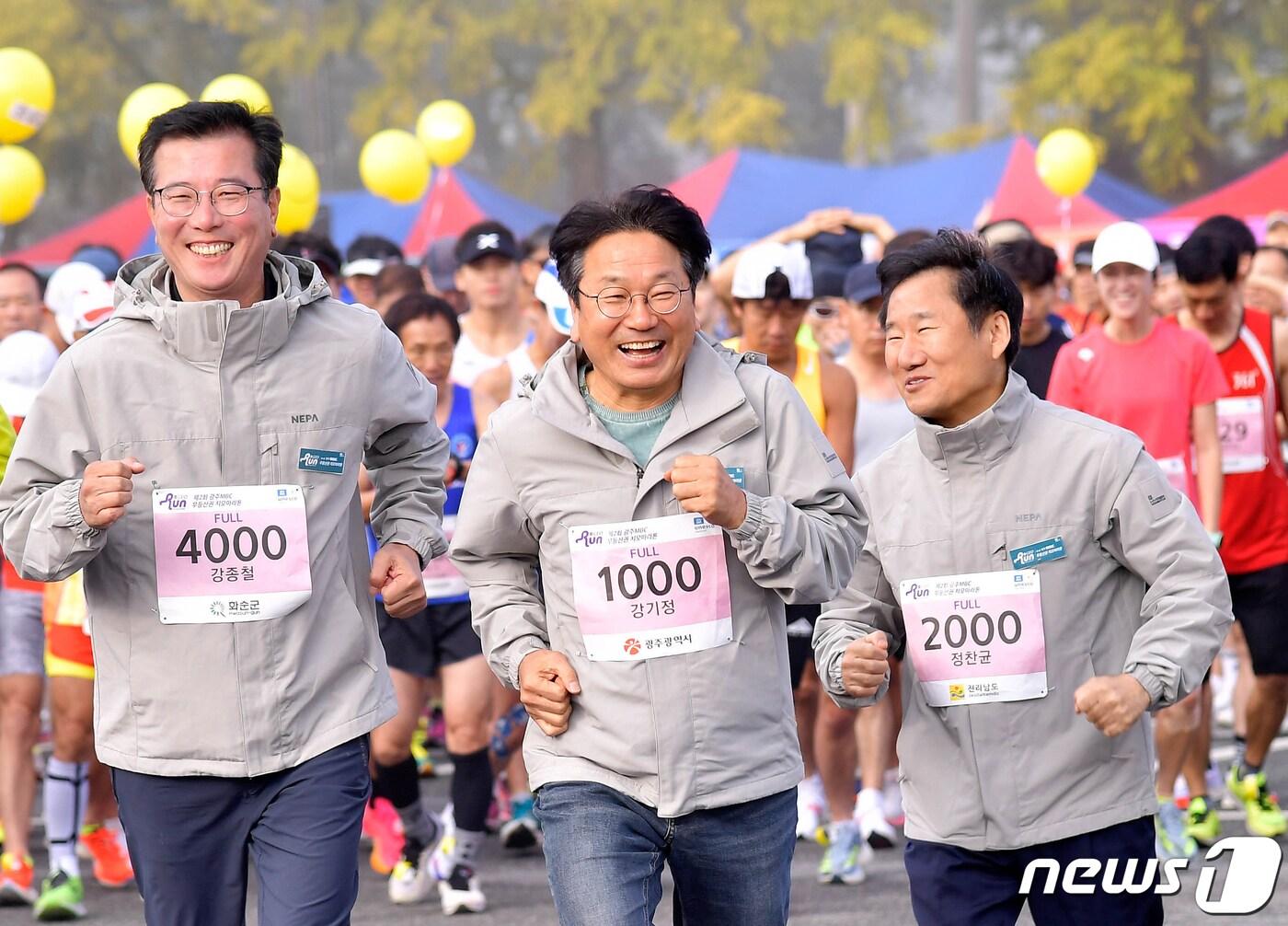 본문 이미지 - 강기정 광주시장이 15일 전남 화순군 금호화순스파리조트에서 무등산권 유네스코 세계지질공원 인증 5주년을 기념해 열린 '제2회 무등산권 지오 마라톤대회'에 참석해 정찬균 전남도 동부지역본부장, 이병노 담양군수, 강종철 화순군 부군수 등과 5.18㎞ 구간을 달리고 있다.(광주시 제공)2023.10.15/뉴스1 ⓒ News1 박준배 기자