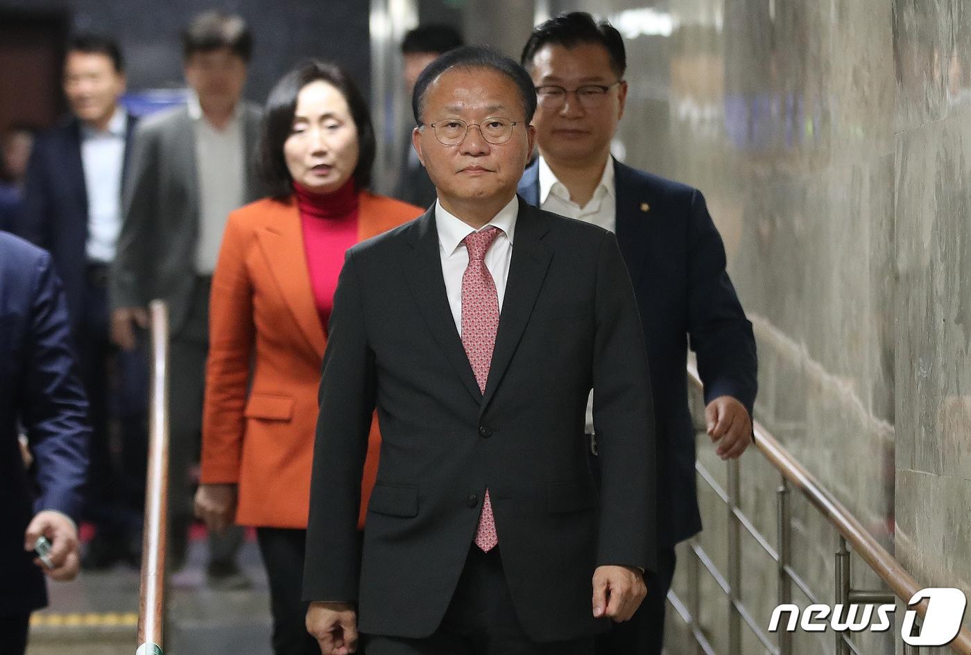 본문 이미지 - 윤재옥 국민의힘 원내대표가 15일 오후 서울 여의도 국회에서 열린 비공개 의원총회에 참석하고 있다. 2023.10.15/뉴스1 ⓒ News1 임세영 기자