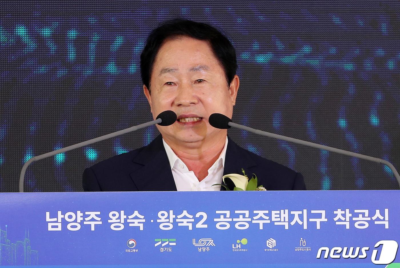 본문 이미지 - 주광덕 남양주 시장이 15일 경기도 남양주시 진건읍에서 열린 남양주 왕숙·왕숙2 공공주택지구 착공식에서 환영사를 하고 있다. 2023.10.15. ⓒ 뉴스1 박세연 기자