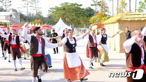 본문 이미지 - 제54회 영동난계국악축제 거리퍼레이드 장면. (영동군 제공) /뉴스1