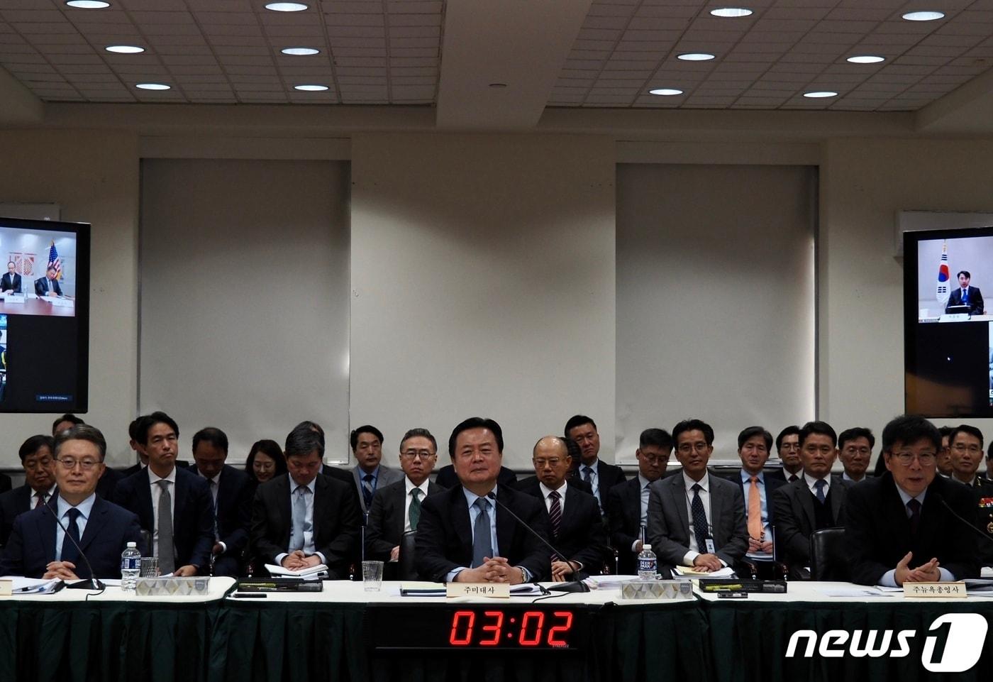 본문 이미지 - 조현동 주미한국대사(가운데)와 황준국 주유엔대사(왼쪽), 김의환 주뉴욕총영사(오른쪽)가 15일(현지시간) 워싱턴DC 주미대사관에서 열린 국회 외교통일위원회 국정감사에 출석하고 있다. 사진은 워싱턴특파원단 제공.