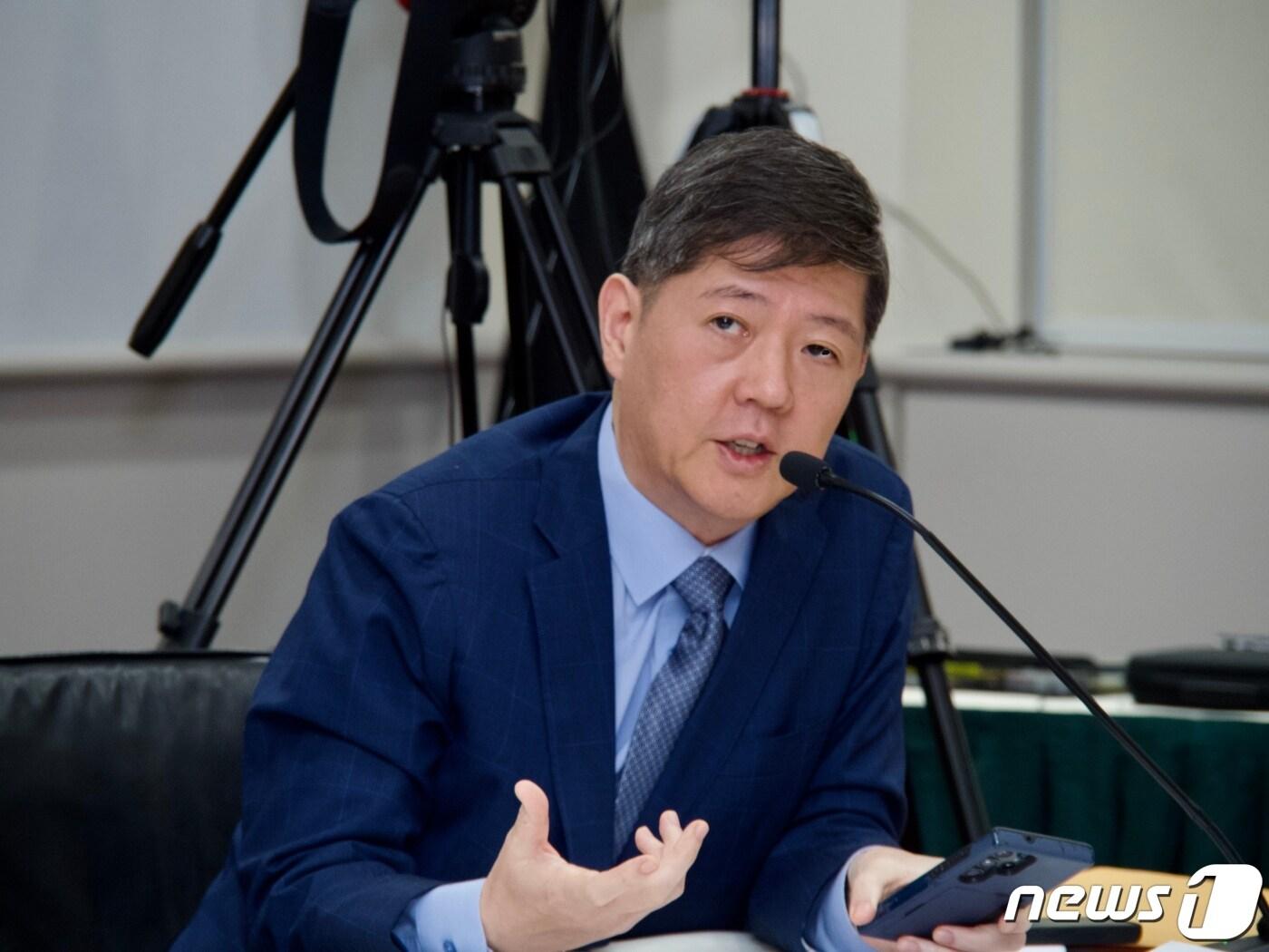 본문 이미지 - 국회 외교통일위원회 소속 김홍걸 더불어민주당 의원이 15일(현지시간) 워싱턴DC 주미대사관에서 열린 외통위 국정감사에서 질의를 하고 있다.(워싱턴특파원단 제공) 2023.10.16/뉴스1 ⓒ News1 김현 특파원