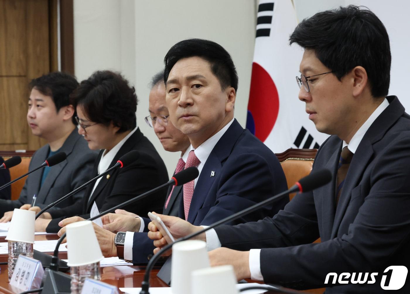 본문 이미지 - 김기현 국민의힘 대표가 16일 서울 여의도 국회에서 열린 최고위원회의에 참석하고 있다. 2023.10.16/뉴스1 ⓒ News1 송원영 기자
