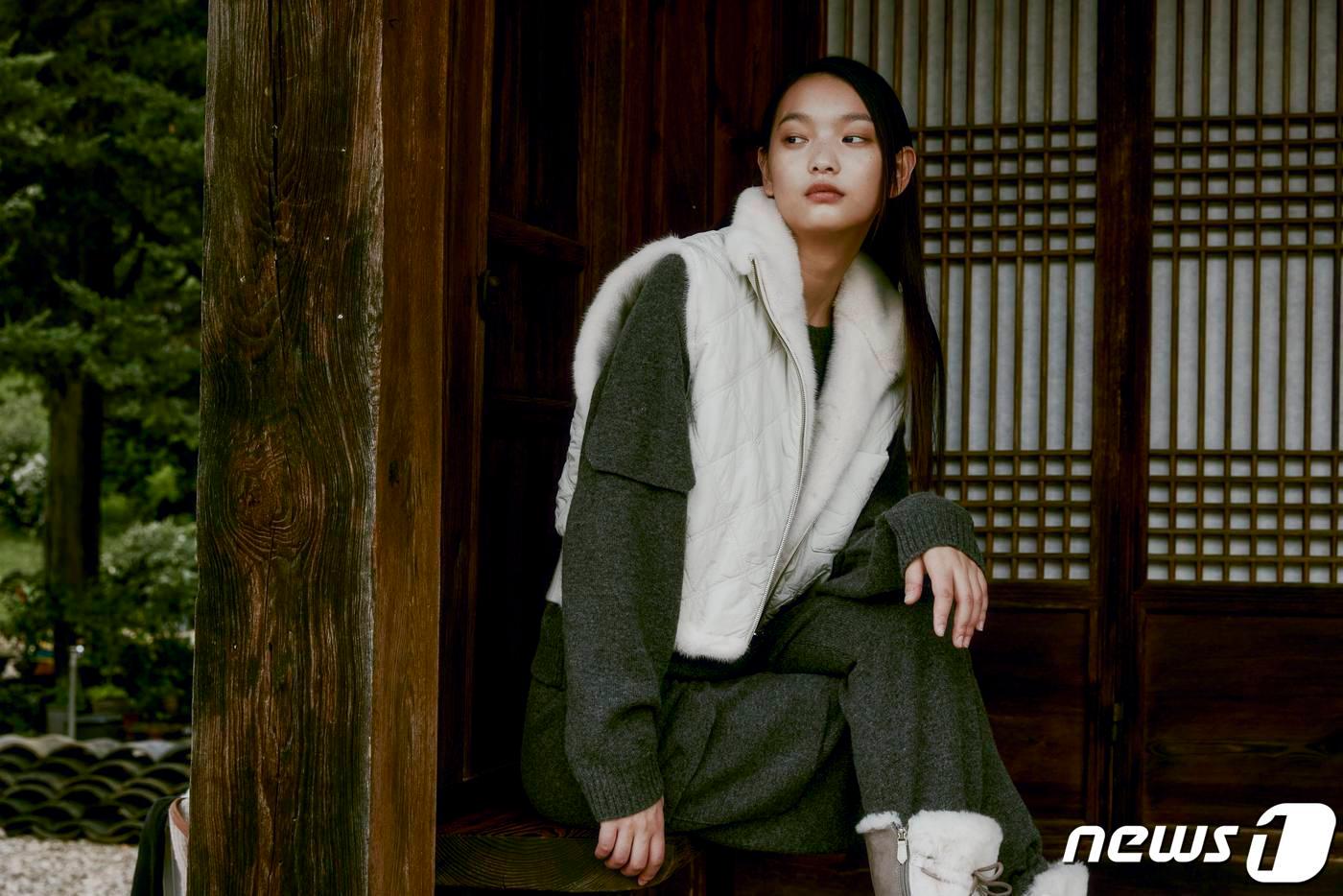 본문 이미지 - 보브는 이달 숙소 큐레이션 플랫폼 스테이폴리오와 협업해 한옥을 배경으로 한 브이라운지 캠페인 화보를 공개한다.(보브제공)