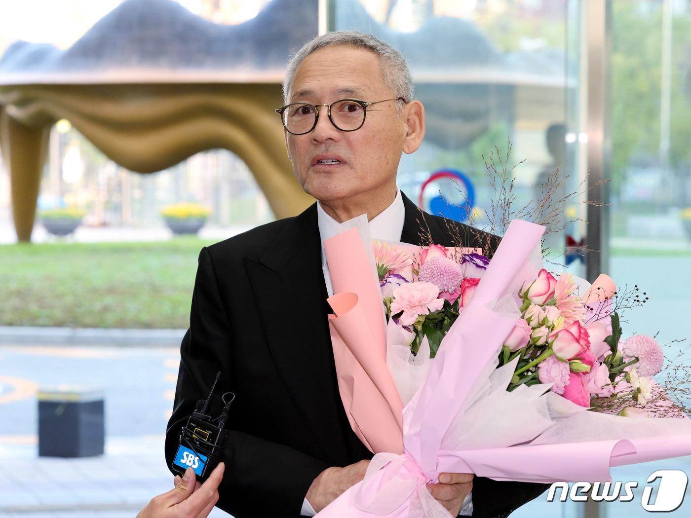 본문 이미지 - 유인촌 문화체육관광부 장관이 16일 오전 정부세종청사 문체부 청사로 출근하며 취임 소감을 밝히고 있다. 2023.10.16/뉴스1 ⓒ News1 장수영 기자