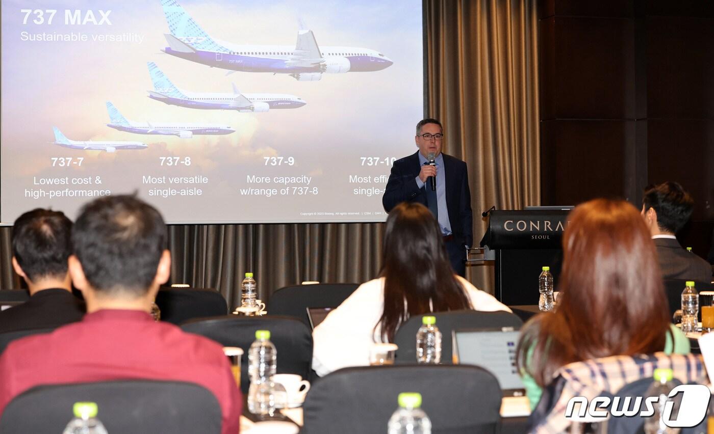 데이브 슐트 보잉 상용기 아태지역 마케팅 총괄이 16일 서울 영등포구 여의도 콘래드 호텔에서 열린 보잉 2023 상용기 시장 전망 기자간담회에서 프레젠테이션을 하고 있다. 2023.10.16/뉴스1 ⓒ News1 김성진 기자