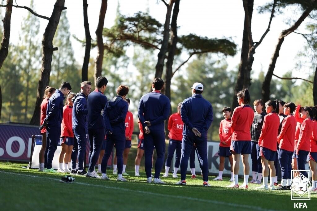 본문 이미지 - 파리 올림픽 예선을 앞두고 소집된 여자 축구대표팀 (대한축구협회 제공)