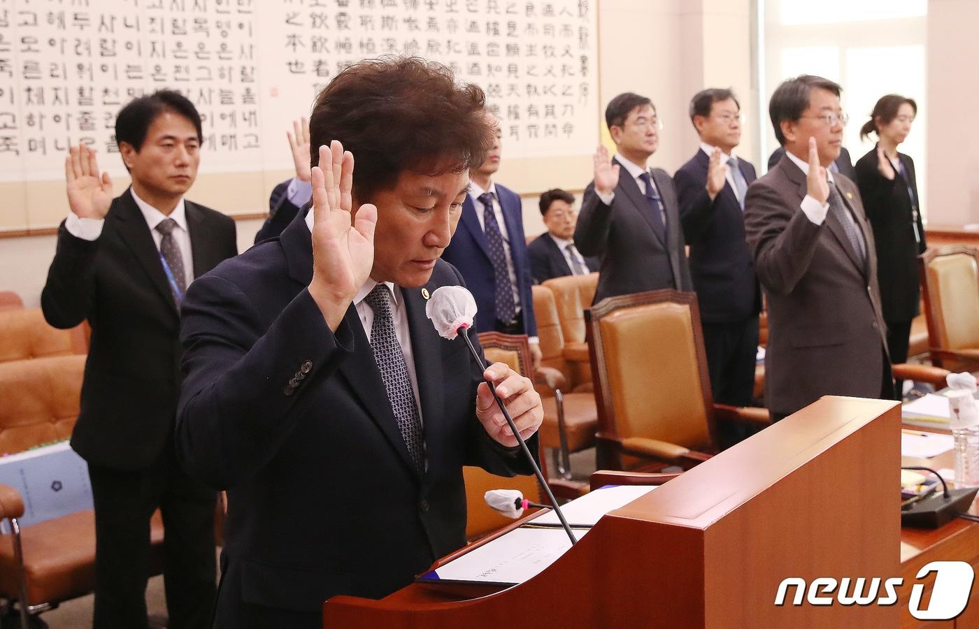 본문 이미지 - 박종문 헌법재판소 사무처장이 16일 오전 서울 여의도 국회에서 열린 법제사법위원회의 헌법재판소, 헌법재판연구원에 대한 국정감사에서 증인선서를 하고 있다. 2023.10.16/뉴스1 ⓒ News1 임세영 기자