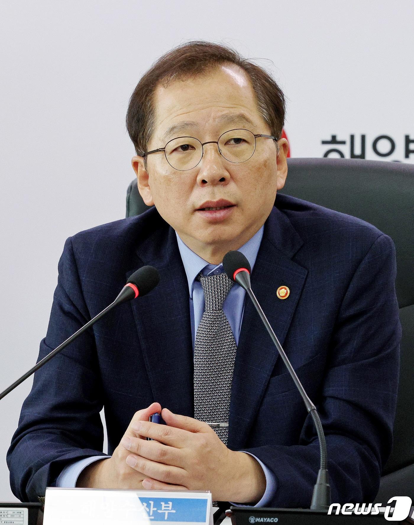 본문 이미지 - 조승환 해양수산부 장관이 16일 오전 정부세종청사 해수부 상황실에서 '이스라엘-하마스 무력충돌 관련 상황점검회의'를 주재하고 있다. 2023.10.16/뉴스1 ⓒ News1 장수영 기자