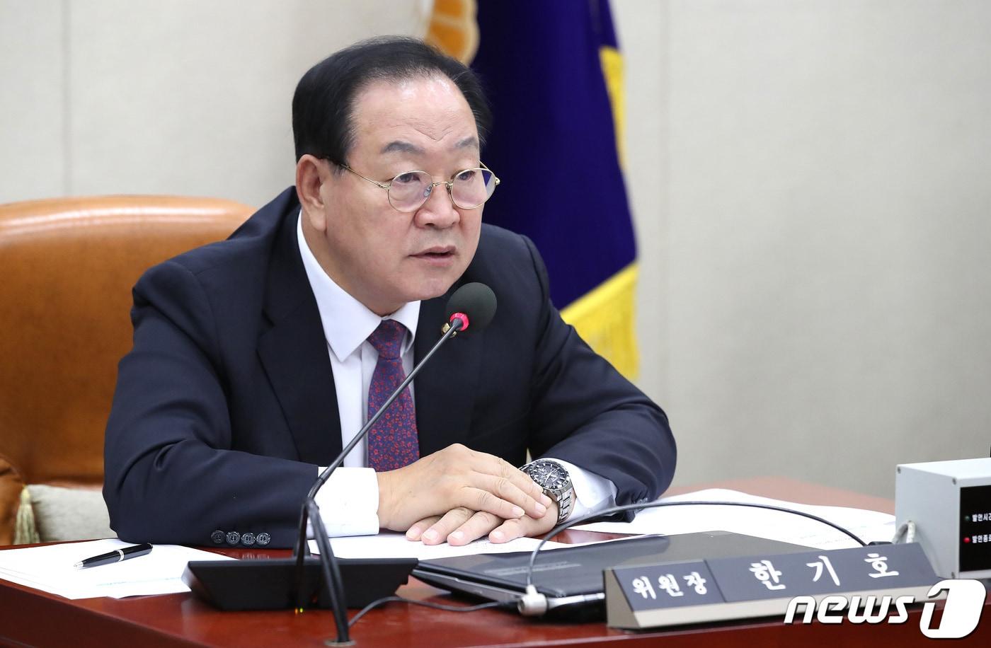 본문 이미지 - 한기호 국회 국방위원회 위원장이 16일 오전 서울 여의도 국회에서 열린 국방위원회의 방위사업청, 국방과학연구소에 대한 국정감사에서 발언을 하고 있다. 2023.10.16/뉴스1 ⓒ News1 임세영 기자