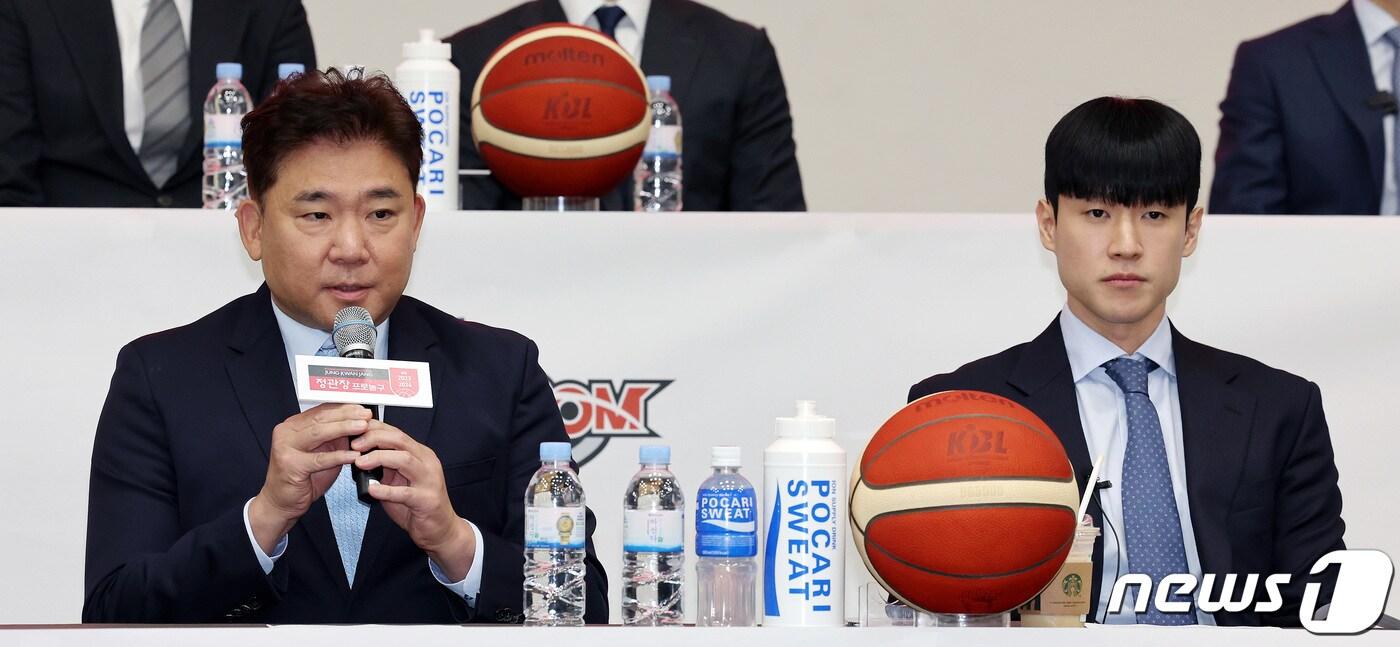 본문 이미지 - 소노 김승기 감독과 전성현이 16일 오전 서울 송파구 올림픽파크텔 올림피아홀에서 열린 2023-2024시즌 프로농구 개막 미디어데이에서 시즌에 임하는 출사표를 밝히고 있다. 2023.10.16/뉴스1 ⓒ News1 이동해 기자